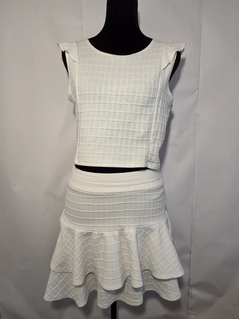 Women's White Textured 2-Piece Set Sleeveless Top & Ruffle Skirt